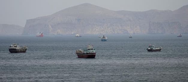 Tegang di Selat Hormuz: Armada Kapal Cepat Iran Sita Dua Kapal Kontainer