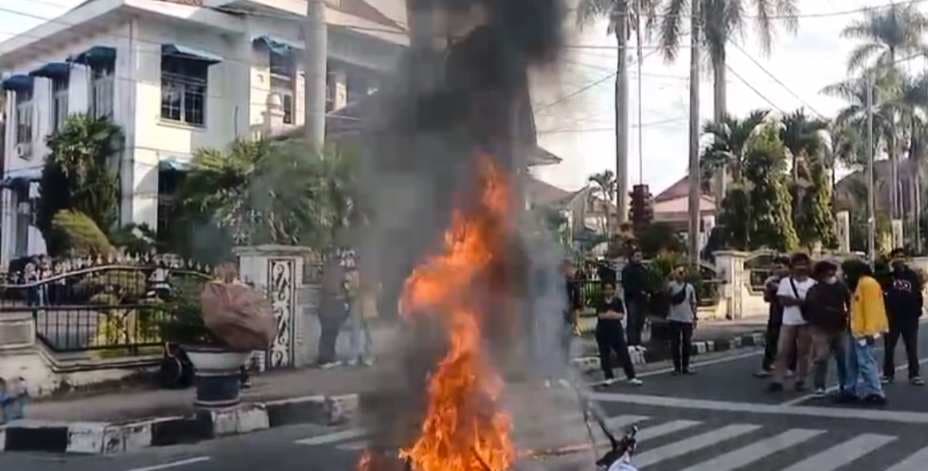 Kecewa Jarang Ditemui, Massa Mahasiswa Bakar Ban dan Tuntut Wali Kota Siantar Wesly Silalahi Mundur